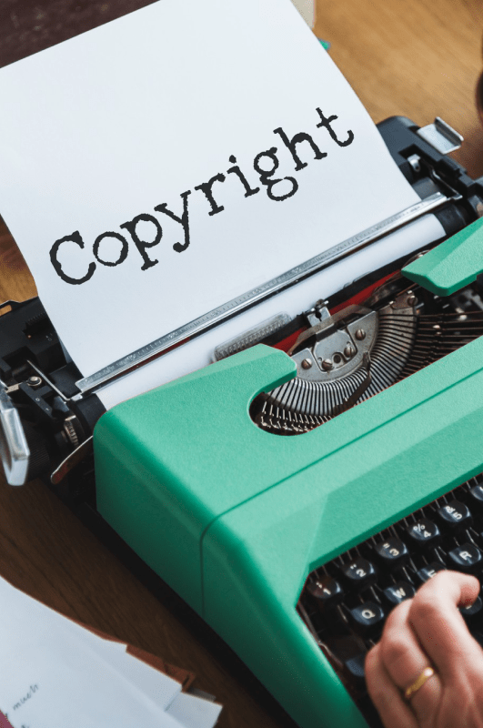 Das Bild zeigt eine Schreibmaschine in der ein Blatt Papier mit der Aufschrift "Copyright" liegt. Es dient als Beitragsbild für das Thema „Für Bildrecht und Fotorecht ist Ihr auf Urheberrechtsverletzung spezialisierter Anwalt der richtige Ansprechpartner“.